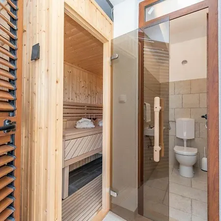 Kirstin - Pool, Jacuzzi, Sauna Villa *