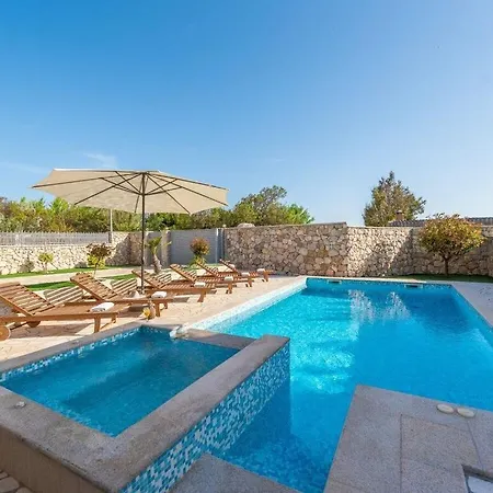 Kirstin - Pool, Jacuzzi, Sauna Villa