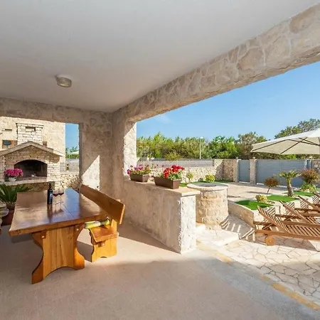 Kirstin - Pool, Jacuzzi, Sauna Villa *