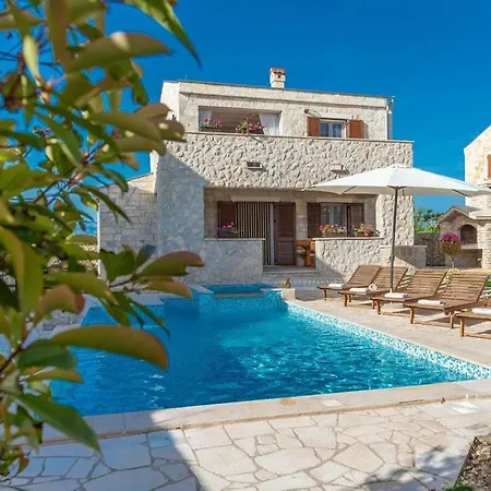 Kirstin - Pool, Jacuzzi, Sauna Villa *